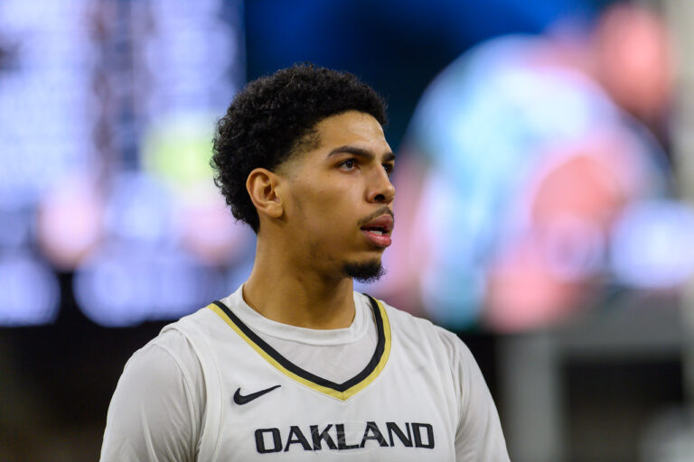 Oakland leads wire to wire in 96-72 first round win over Green Bay.